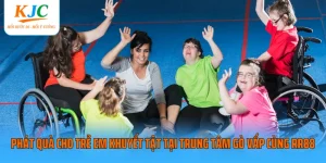 Phát quà cho trẻ em khuyết tật tại trung tâm Gò Vấp